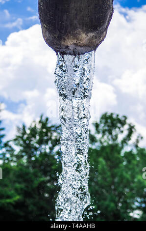 L'eau, source de vie, descend frais et propre du bleu ciel vers la montagne et vers la vallée Banque D'Images