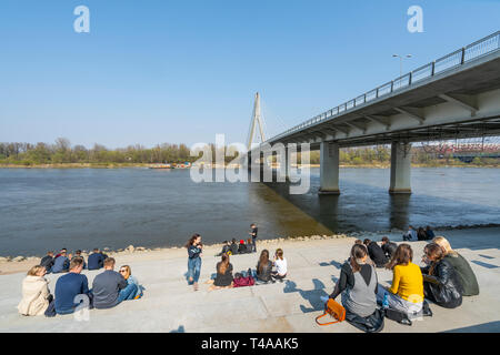 Varsovie, Pologne. Avril 2018. Détendez-vous le long des berges de la Vistule au printemps Banque D'Images