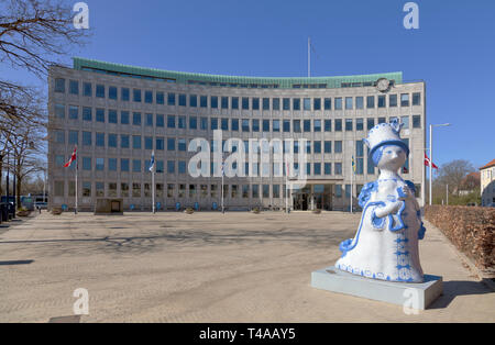 La tante Ella figure par Bjørn Wiinblad en face de l'hôtel de ville de Lyngby-TaarbKongens Lyngby aek commune, au Danemark, une banlieue à Copenhague Banque D'Images