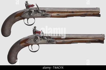 Une fine enveloppe en paire de pistolets à silex anglais, William Bond, Londres, vers 1820. Par canon lisse octogonal en 14.5 mm Calibre, signé sur le dessus. Flintlocks avec glisser peu gravé des sécurités et frizzens sur rouleaux. Les stocks de fer plein de noix avec des meubles d''une salle de bains privative, de l'argent gravé avec écussons "monogramme BM'. Ramrods en bois avec des conseils de l'avertisseur sonore. Les armes ont été améliorées de façon professionnelle, certaines parties ont été réparés, pièces métalliques et des canons bleuis récemment. Longueur 38,5 cm. Dans une vieille affaire d'acajou avec poignée en laiton, le Additional-Rights Clearance-Info , segmentation--Not-Available Banque D'Images