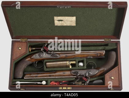 Une fine enveloppe en paire de pistolets à silex anglais, William Bond, Londres, vers 1820. Par canon lisse octogonal en 14.5 mm Calibre, signé sur le dessus. Flintlocks avec glisser peu gravé des sécurités et frizzens sur rouleaux. Les stocks de fer plein de noix avec des meubles d''une salle de bains privative, de l'argent gravé avec écussons "monogramme BM'. Ramrods en bois avec des conseils de l'avertisseur sonore. Les armes ont été améliorées de façon professionnelle, certaines parties ont été réparés, pièces métalliques et des canons bleuis récemment. Longueur 38,5 cm. Dans une vieille affaire d'acajou avec poignée en laiton, le Additional-Rights Clearance-Info , segmentation--Not-Available Banque D'Images
