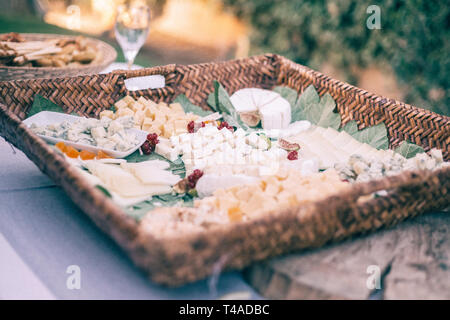 Table des fromages différents à l'extérieur en cocktail traiteur Banque D'Images