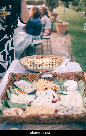 Table des fromages différents à l'extérieur en restauration Banque D'Images