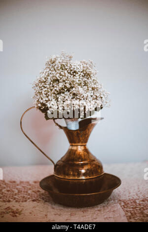 Bouquet de mariée dans une ancienne verseuse Banque D'Images