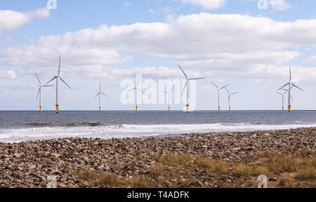 Le front de mer de sud Gare avec les éoliennes offshore à Redcar,Angleterre,UK Banque D'Images