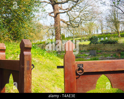 15 avr 2019. Le cimetière de l'église St Nicolas, Forest Hill, dans l'Oxfordshire, UK. Banque D'Images