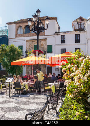 Vous pourrez dîner en plein air service Marbella carré orange - Plaza de los Naranjos, manger en plein air, les personnes bénéficiant de l'Alimentation et boisson dans la vieille ville de Marbella espagne Banque D'Images