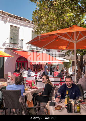 Dîner à Marbella carré orange - Plaza de los Naranjos, Casco Antiguo. Les repas à l'extérieur, les personnes bénéficiant de food & wine, dans la vieille ville de Marbella espagne Banque D'Images