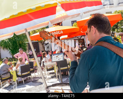 Marbella musique guitariste espagnole divertissant en plein air restaurant dîneurs. Plaza de los Naranjos, Orange Square. Déjeuner et dans la vieille ville de Marbella, Espagne Banque D'Images