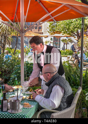 Vous pourrez dîner en plein air service Marbella carré orange - Plaza de los Naranjos, manger en plein air, les personnes bénéficiant de l'Alimentation et boisson Vieille Ville Marbella espagne Banque D'Images