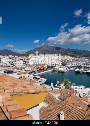 Puerto Banús Marbella terrasse de luxe panorama donnant sur la marina. Aperçu de vista unique harbour port de Puerto Banús Marbella Andalousie Espagne Banque D'Images