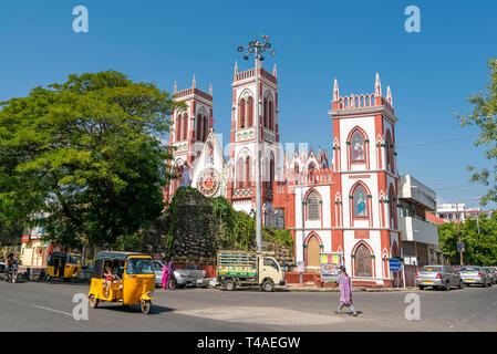 Vue horizontale de la Basilique du Sacré-Cœur à Pondicherry, Inde. Banque D'Images