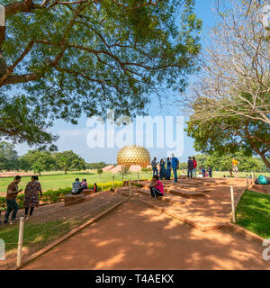 Vue sur place de touristes au point d'observation pour le Matrimandir à Auroville, en Inde. Banque D'Images