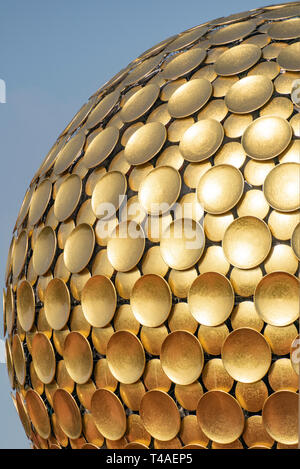 Vue verticale du Matrimandir à Auroville, en Inde. Banque D'Images