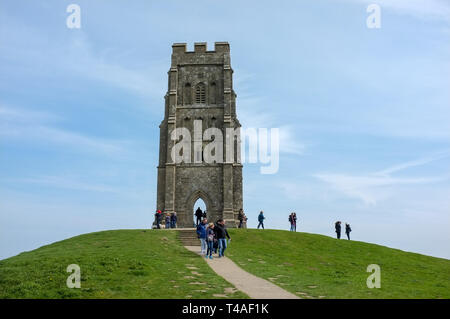 Les marcheurs entourent Tor de Glastonbury dans le Somerset. UK Banque D'Images