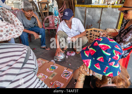 Street tripot jouaient aux dés et paris sur une carte faite maison, dans des ruelles, vieux quartier, Hoi An, Quang Nam, Vietnam, Asie Provence Banque D'Images