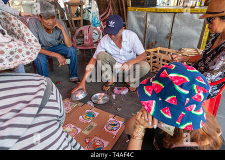 Street tripot jouaient aux dés et paris sur une carte faite maison, dans des ruelles, vieux quartier, Hoi An, Quang Nam, Vietnam, Asie Provence Banque D'Images