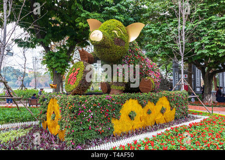 Statue d'un cochon comme décoration de jardin pour célébrer l'année du cochon dans le Nouvel An vietnamien, vieux quartier, Hanoi, Vietnam, Asie Banque D'Images