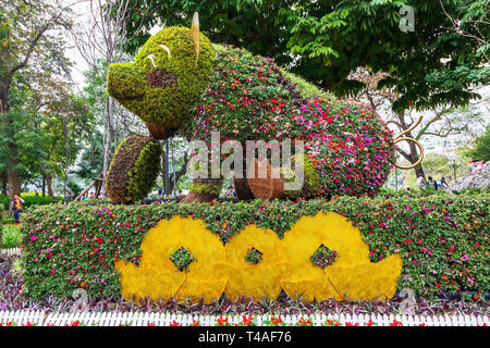 Statue d'un cochon comme décoration de jardin pour célébrer l'année du cochon dans le Nouvel An vietnamien, vieux quartier, Hanoi, Vietnam, Asie Banque D'Images