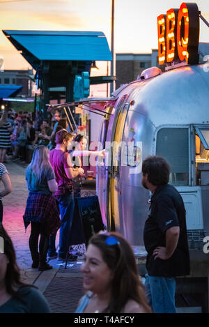 Les participants du Sud créatifs Sud commande de cuisine barbecue un camion alimentaire sur la passerelle au-dessus de la rivière Chattahoochee à Columbus, GA. Banque D'Images