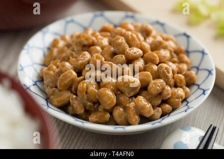 Bol avec le soja fermenté traditionnel japonais appelé natto close up Banque D'Images