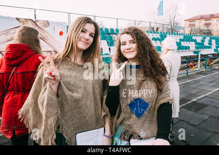 Gomel, Bélarus - 12 mars 2016 : deux belles filles participant à la célébration des Jours gras Maslenitsa Banque D'Images