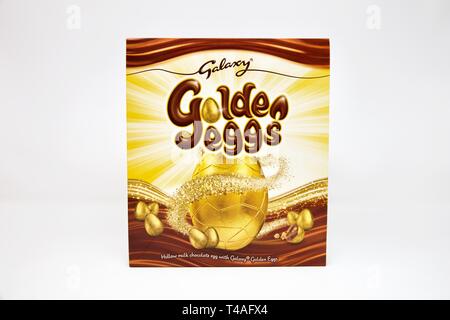 Les oeufs d'or galaxie Oeuf de Pâques au chocolat au lait sur un fond blanc Banque D'Images