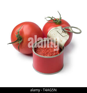 Vous pouvez ouvrir avec la pâte de tomate et tomates fraîches isolées sur fond blanc Banque D'Images