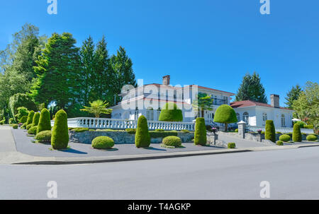 Maison de résidence de luxe clôturé avec balustrade blanche sur le haut de terrasse Banque D'Images