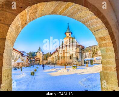 Le Monastère de Putna en saison d'hiver, l'Église chrétienne orthodoxe, la Moldavie, la Bucovine, Roumanie Banque D'Images