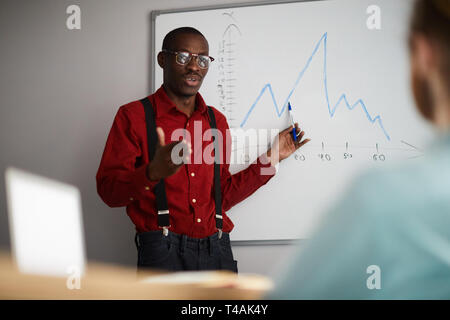African Businessman Giving Presentation Banque D'Images