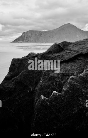 Les exposés sur les roches Noir patiné sur Flakstadøya Skagsanden beach island dans les îles Lofoten Nordland en Norvège. B/W Banque D'Images