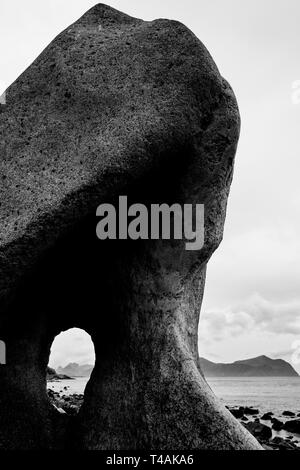 Les roches noires sculptées naturellement exposés sur l'île de Flakstadøya dans les îles Lofoten Nordland en Norvège. B/W Banque D'Images