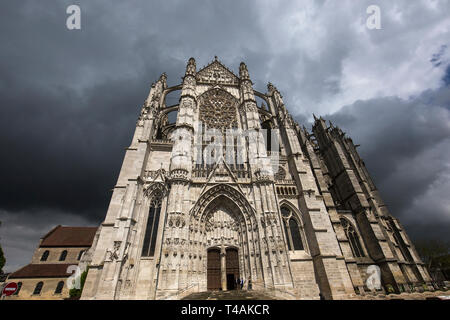 BEAUVAIS, FRANCE, LE 15 AVRIL 2017 : façades et détails de la cathédrale Saint Pierre, le 15 avril 2017, à Beauvais, France Banque D'Images