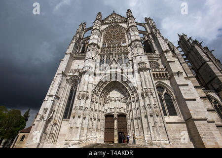 BEAUVAIS, FRANCE, LE 15 AVRIL 2017 : façades et détails de la cathédrale Saint Pierre, le 15 avril 2017, à Beauvais, France Banque D'Images