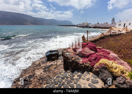 Les filets de pêche de séchage à la côte de village Caleta de Sebo sur l'île de La Graciosa Lanzarote Banque D'Images