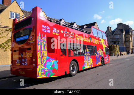 Sightseeing bus rouge à Oxford, UK. Banque D'Images