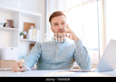 Handsome Businessman posing in Sunlight Banque D'Images