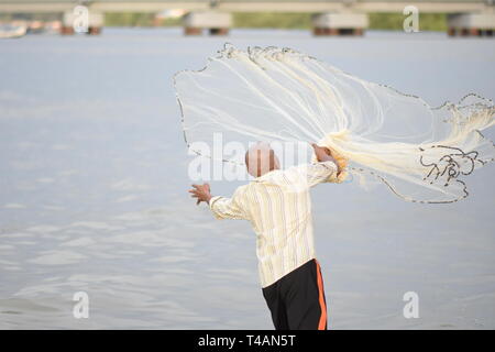 Les pêcheurs locaux casting net à Velangani Beach Banque D'Images