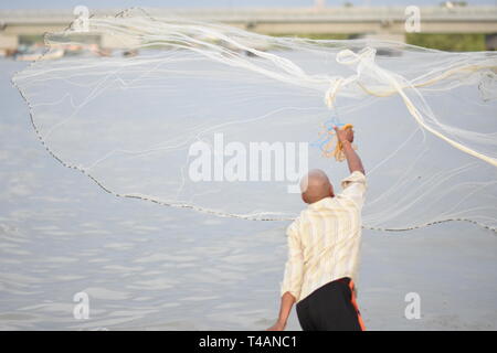 Les pêcheurs locaux casting net à Velangani Beach Banque D'Images