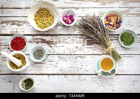 Infusion à base d'herbes avec l'ajout de lavande. Un thé aromatique pour calmer. Banque D'Images