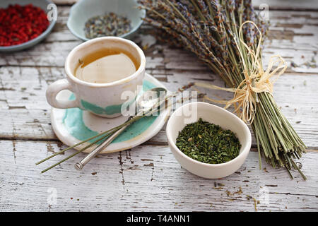 Infusion à base d'herbes avec l'ajout de lavande. Un thé aromatique pour calmer. Banque D'Images