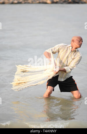 Les pêcheurs locaux casting net à Velangani Beach Banque D'Images