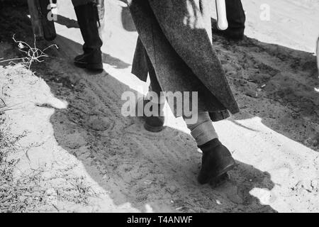 De reconstitution historique habillé comme la Deuxième Guerre mondiale, des soldats de l'Armée rouge soviétique russe va le long de la route. Photo en noir et blanc. Soldat DE LA SECONDE GUERRE MONDIALE WW2 fois. Banque D'Images