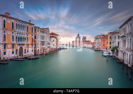 Venise, Italie. Cityscape image du Grand Canal à Venise, avec la Basilique Santa Maria della Salute en arrière-plan, pendant le coucher du soleil. Banque D'Images