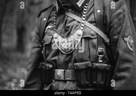 La reconstitution médiévale habillé comme la Deuxième Guerre mondiale, l'unité de police militaire de la Wehrmacht allemande - Feldgendarm. Gorgerin distinctif est visible. L'inscription sur Gorgerin 'Mili Banque D'Images