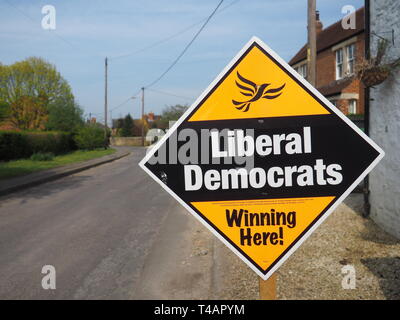 15 avr 2019. Libdem signer avant les élections locales à Forest Hill, l'Oxfordshire, UK. Banque D'Images