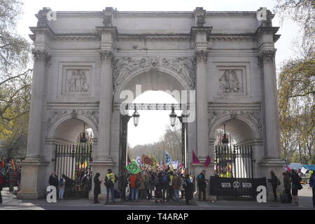 Arrêtez le manifestants routes autour de Hyde Park et Oxford Street afin de protester contre les changements climatiques. Ils ont dit qu'ils continueront à bloquer les routes jusqu'à ce que le gouvernement à l'écoute de leurs demandes. Banque D'Images