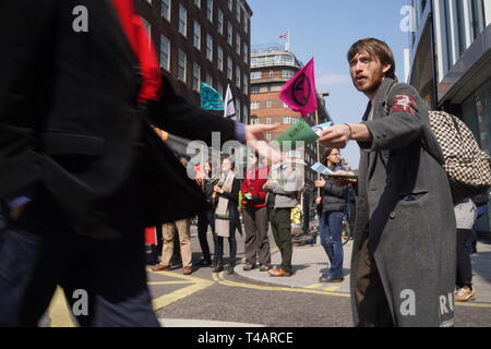 Arrêtez le manifestants routes autour de Hyde Park et Oxford Street afin de protester contre les changements climatiques. Ils ont dit qu'ils continueront à bloquer les routes jusqu'à ce que le gouvernement à l'écoute de leurs demandes. Banque D'Images