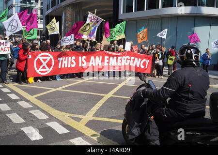 Arrêtez le manifestants routes autour de Hyde Park et Oxford Street afin de protester contre les changements climatiques. Ils ont dit qu'ils continueront à bloquer les routes jusqu'à ce que le gouvernement à l'écoute de leurs demandes. Banque D'Images